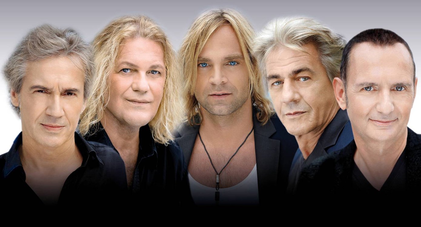 Foto der fünfköpfigen Band vor grauem Hintergrund.