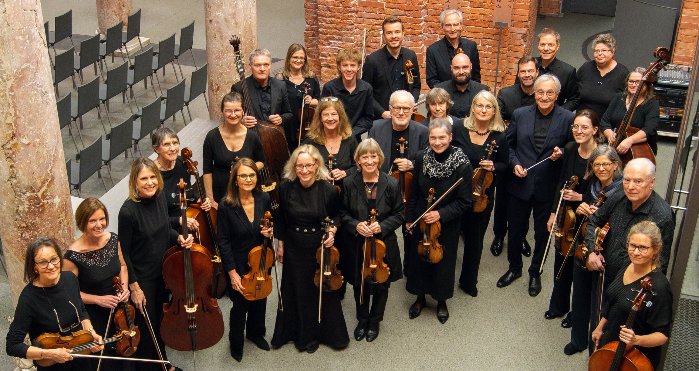 das Orchester wird von oben mit ihren Instrumenten fotografiert