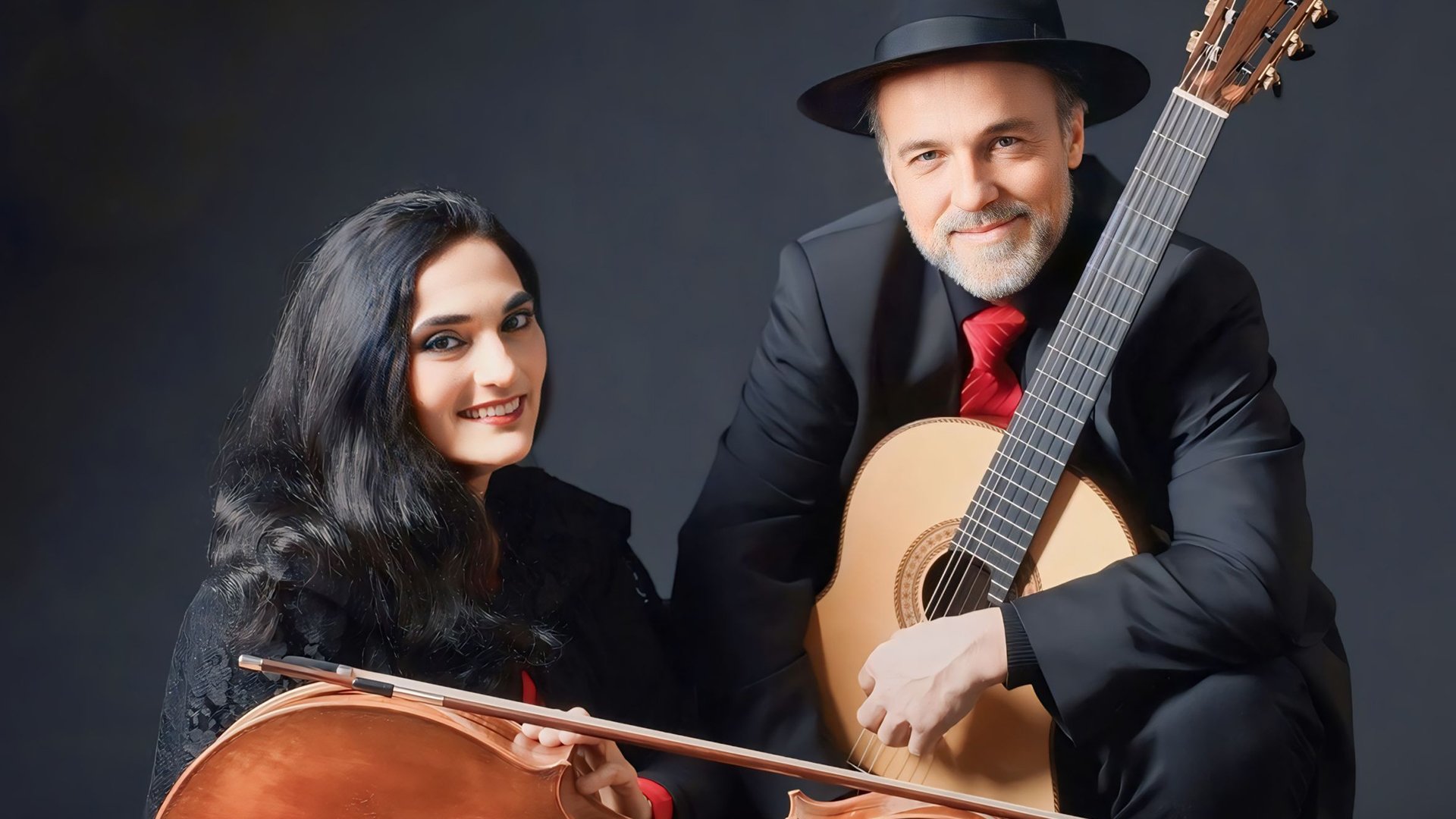 Das schwarz gekleidete Künstlerduo mit Instrumenten