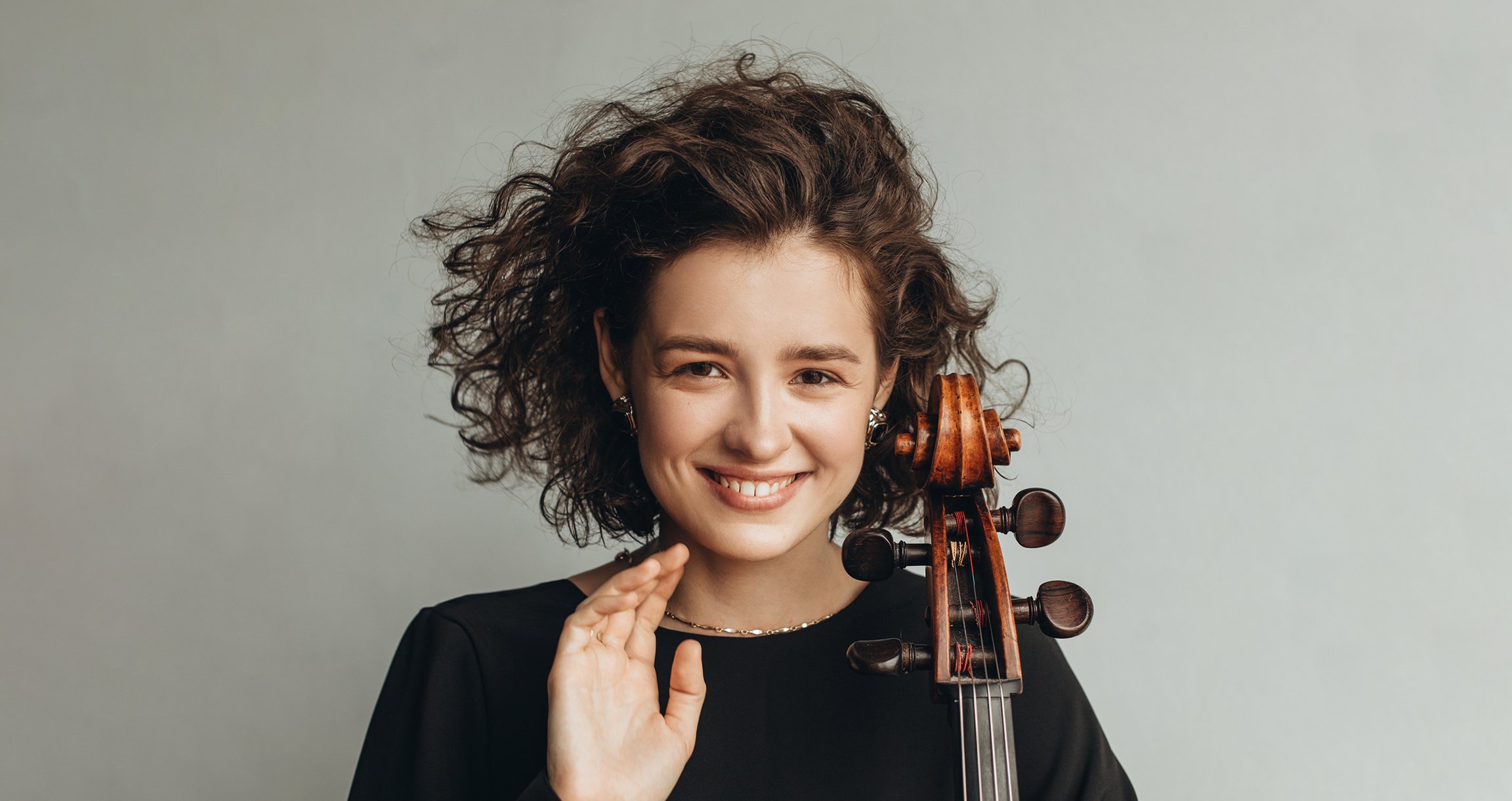 ein Mädchen mit einem Instrument auf hellem Hintergrund