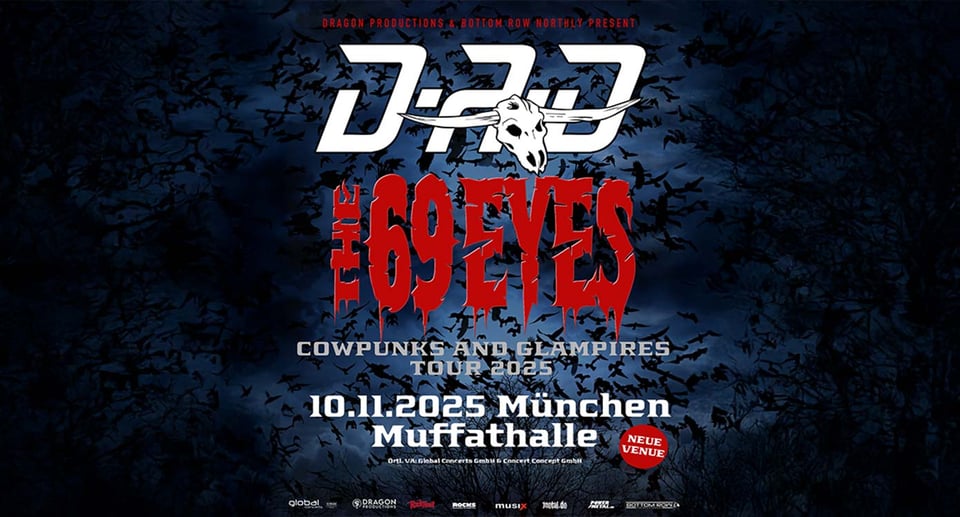 Veranstaltungsplakat mit verschiedenen Schriftarten in Rot, Weiß und Schwarz auf dunklem Hintergrund