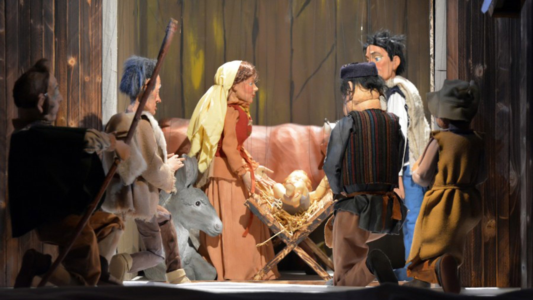 Stimmungsvolles Bühnenbild aus der Inszenierung von Ludwig Thomas „Heilige Nacht“. Traditionelles Weihnachtsspiel mit bayerischem Flair und bewegender Erzählung.