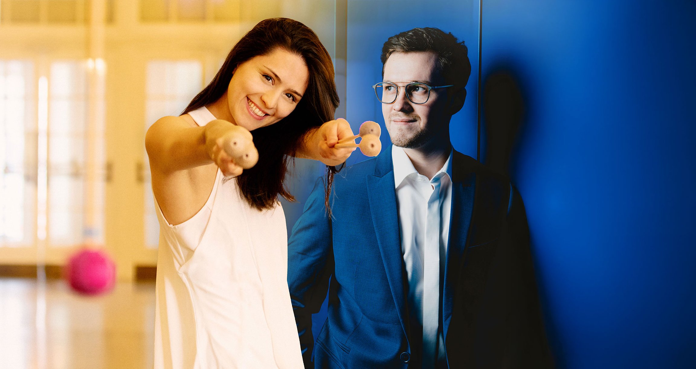 Foto der beiden Künstler, eine Frau mit gelbem Hintergrund und ein Mann mit blauem Hintergrund