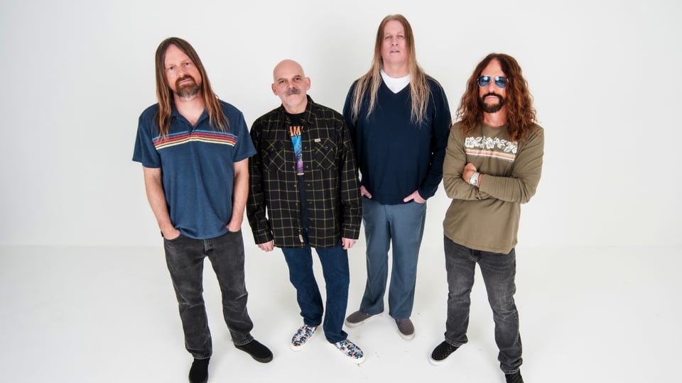 Die vier Bandmitglieder von Fu Manchu vor weißem Hintergrund