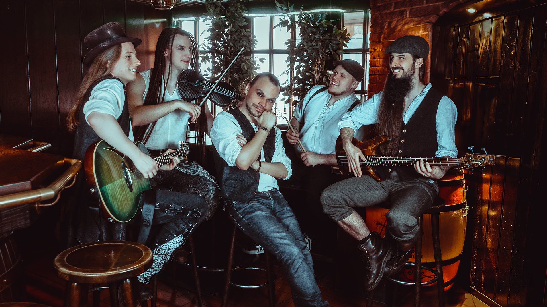 Foto der Gruppe MYTHEMIA mit den Künstlern in einem Raum mit Instrumenten.