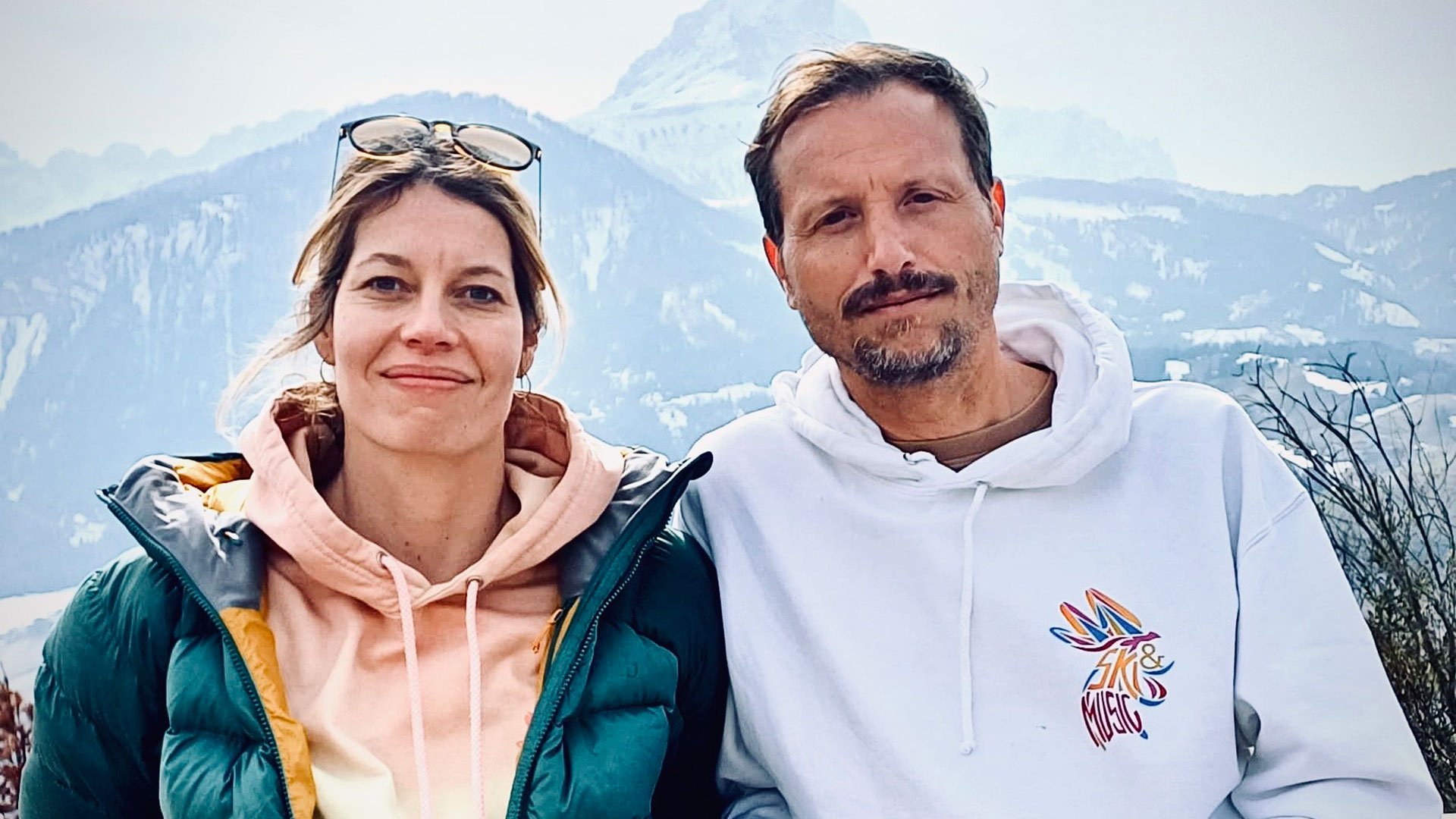 Foto für die Veranstaltung Sleepwalker's Station mit den beiden Künstlern vor schneebedeckten Bergen im Hintergrund