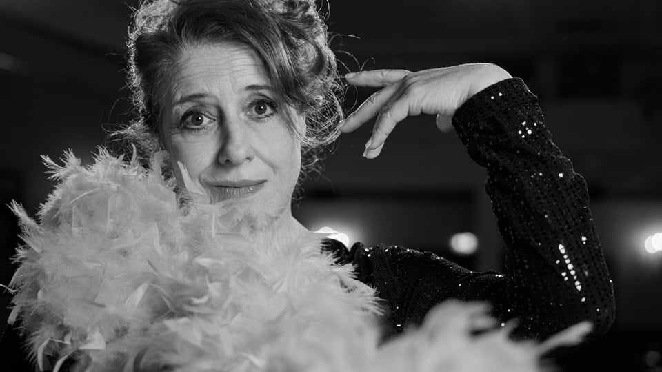 schwarz weiss Portrait von Dame mit weisser Federboa