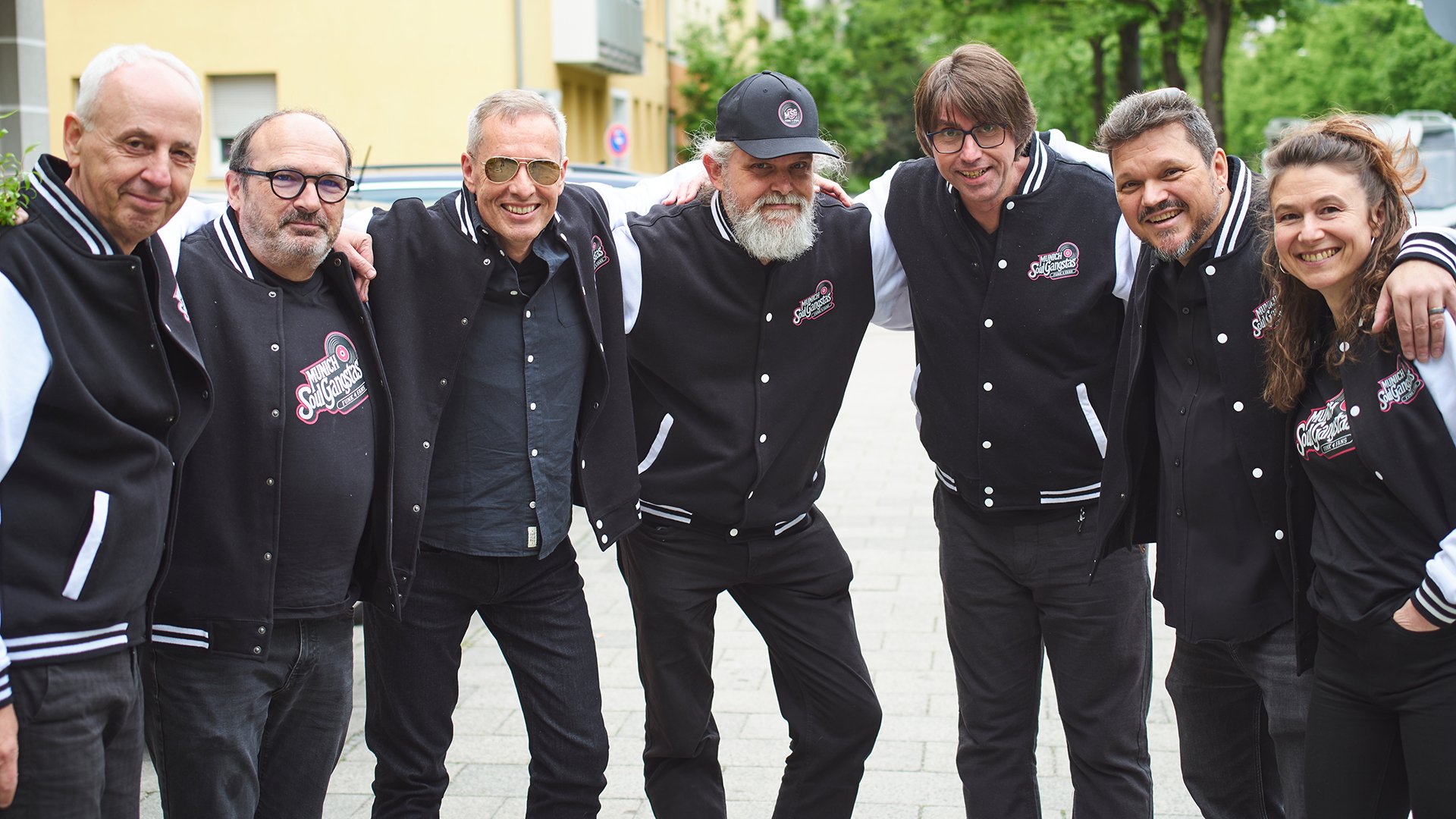 Foto für die Veranstaltung Munich Soul Gangstas – Pre‑Silvester‑Party mit den Bandmitgliedern, die alle gleich gekleidet sind.