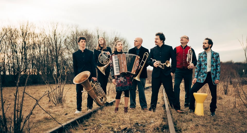 Gruppenfoto mit Instrumenten auf alten Eisenbahngleisen