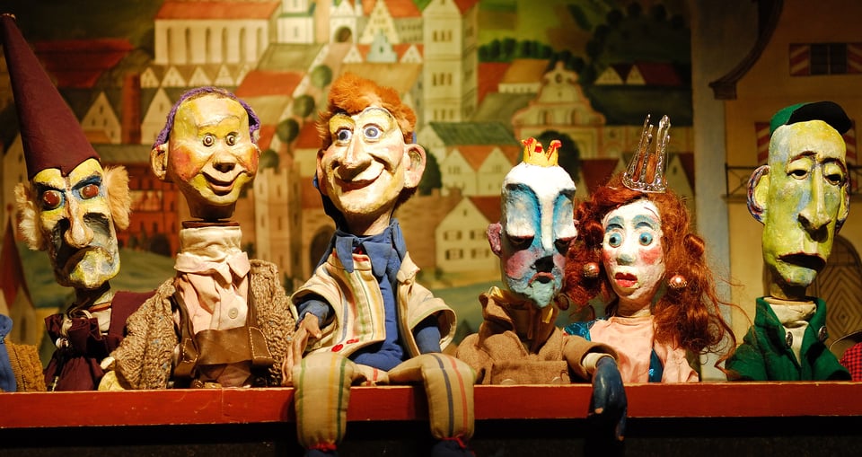 ein Theater mit sechs Puppen