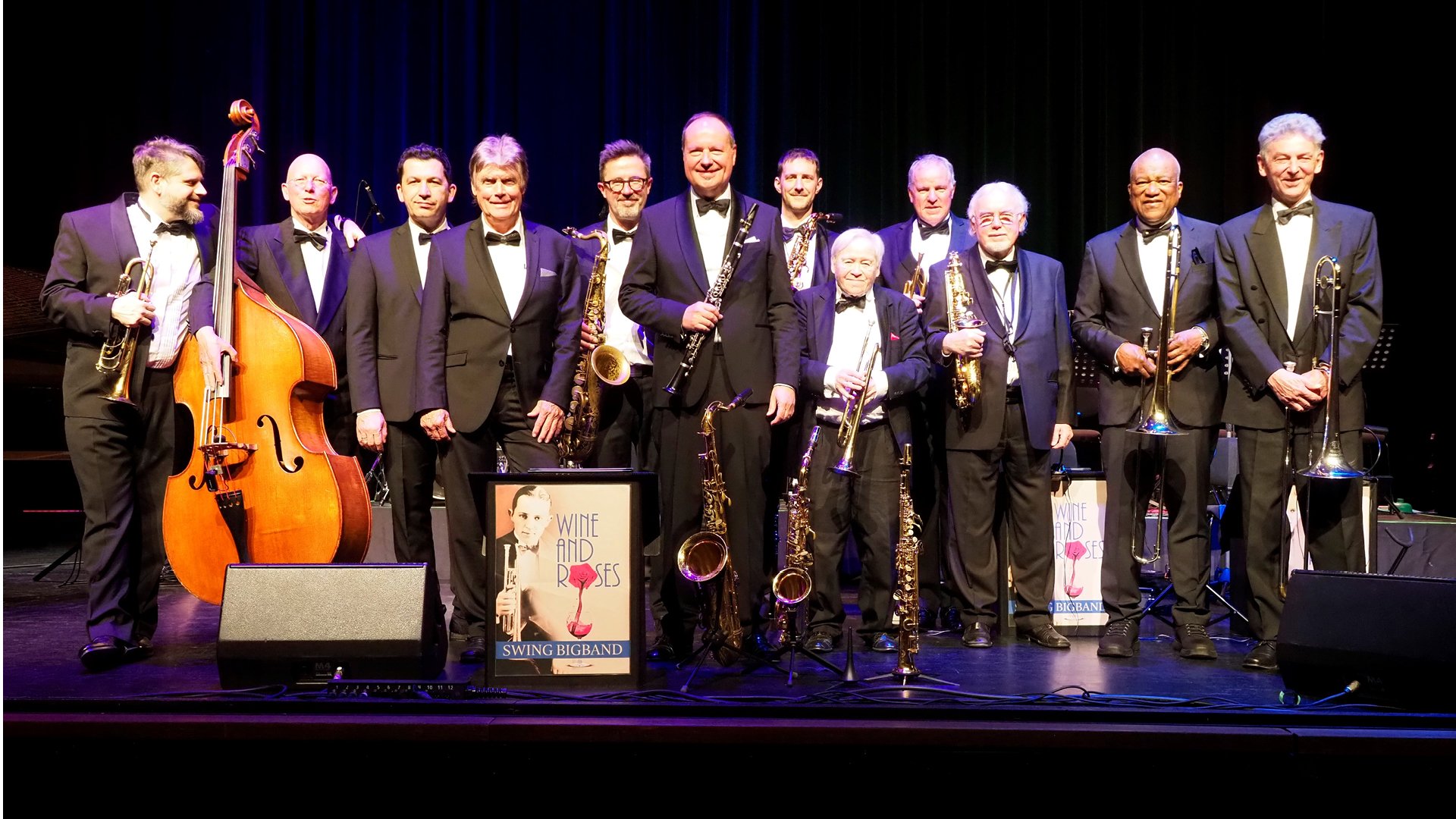 Foto für das Event ‚20. München swingt‘ mit einem Orchester und Instrumenten auf einer Bühne.
