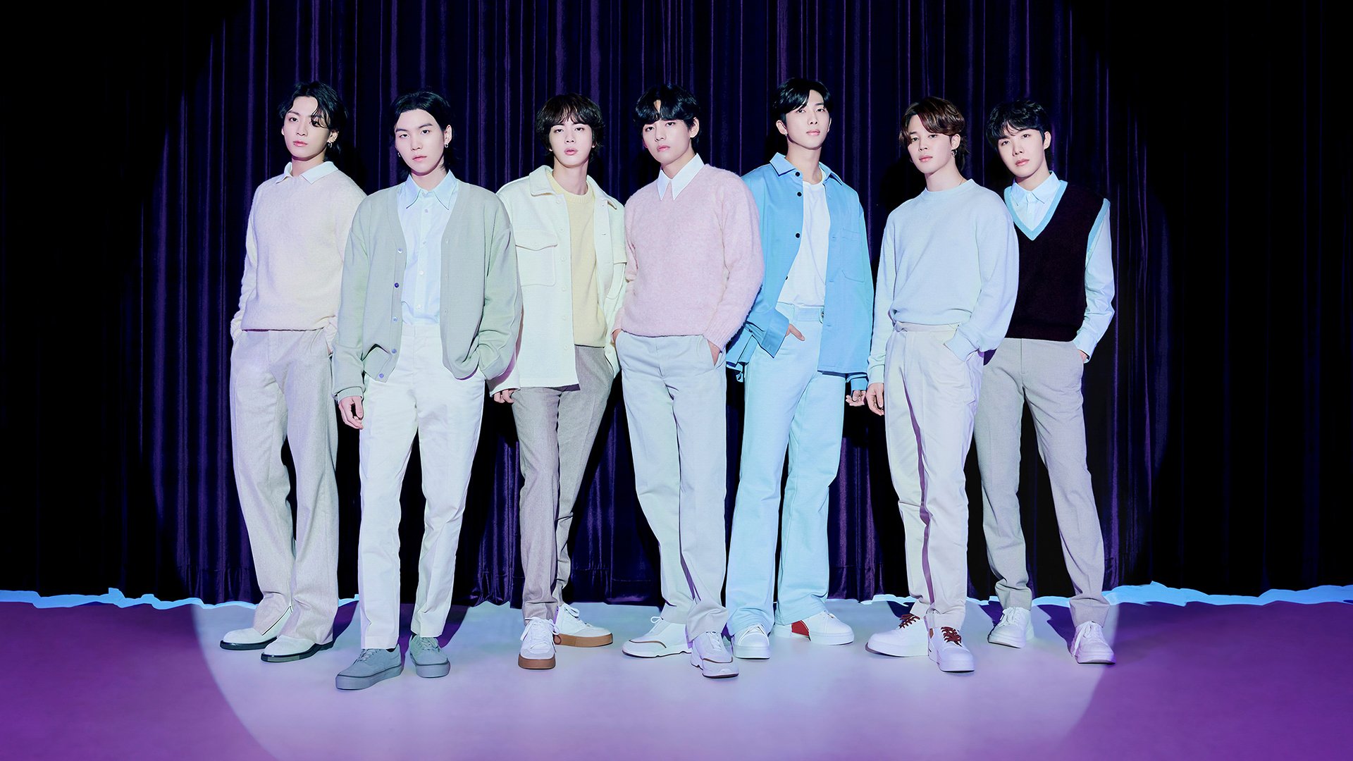 Gruppenfoto von BTS mit allen Künstlern, im Hintergrund dunkle Vorhänge