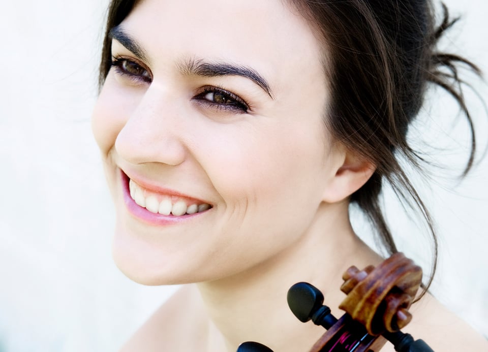 Portrait von Dame mit dunklen Haaren und Instrument