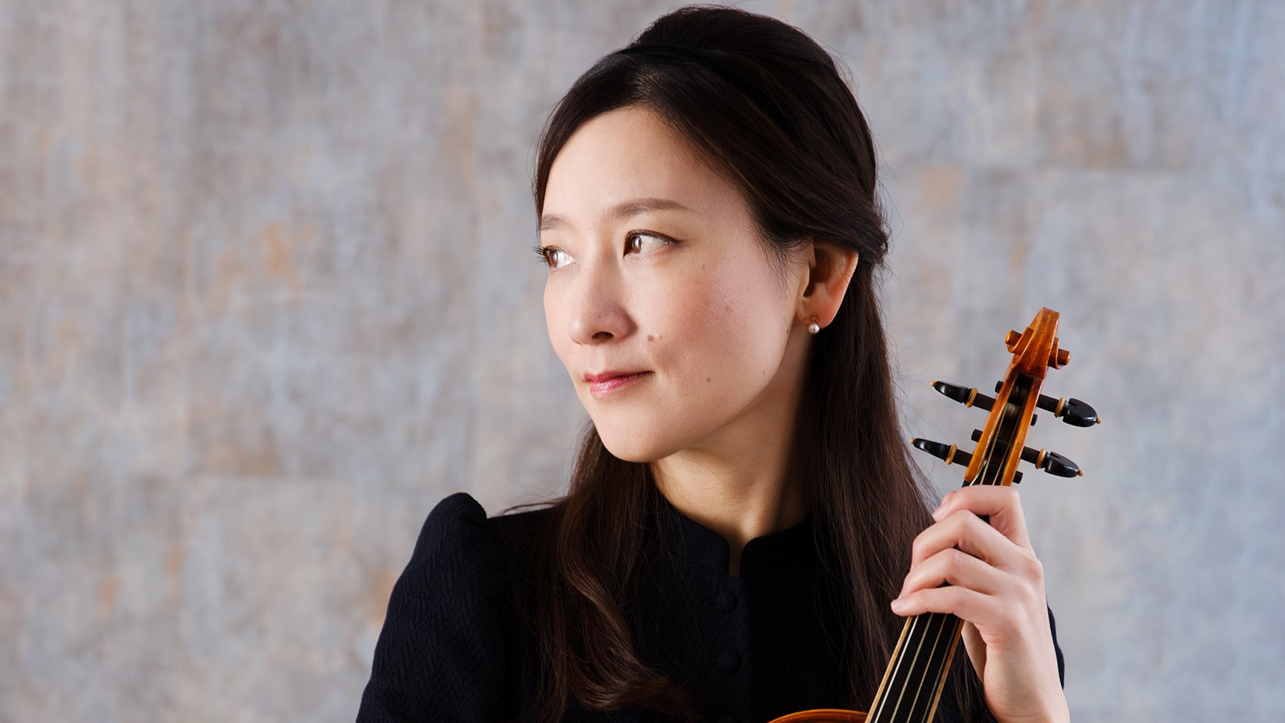 Portrait der Künstlerin mit Instrument