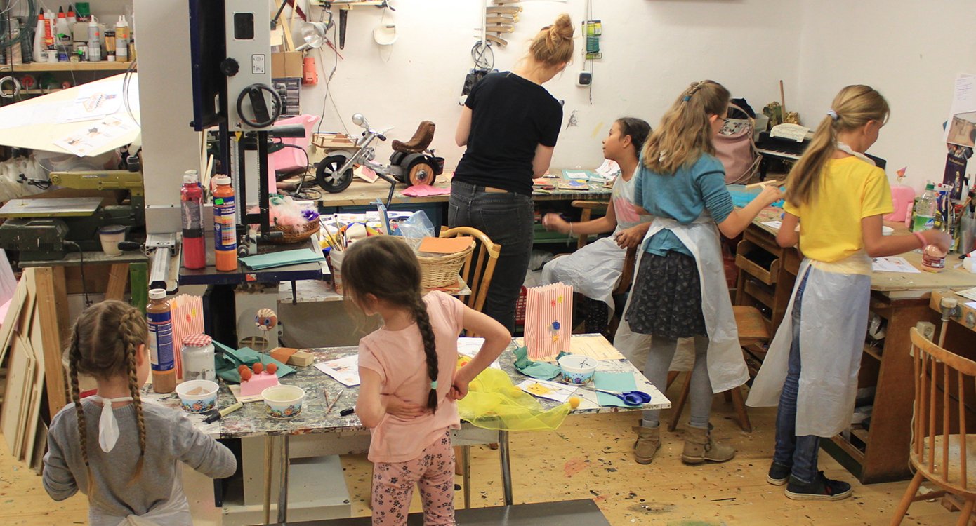 eine Gruppe von Kindern bei einem Puppenworkshop