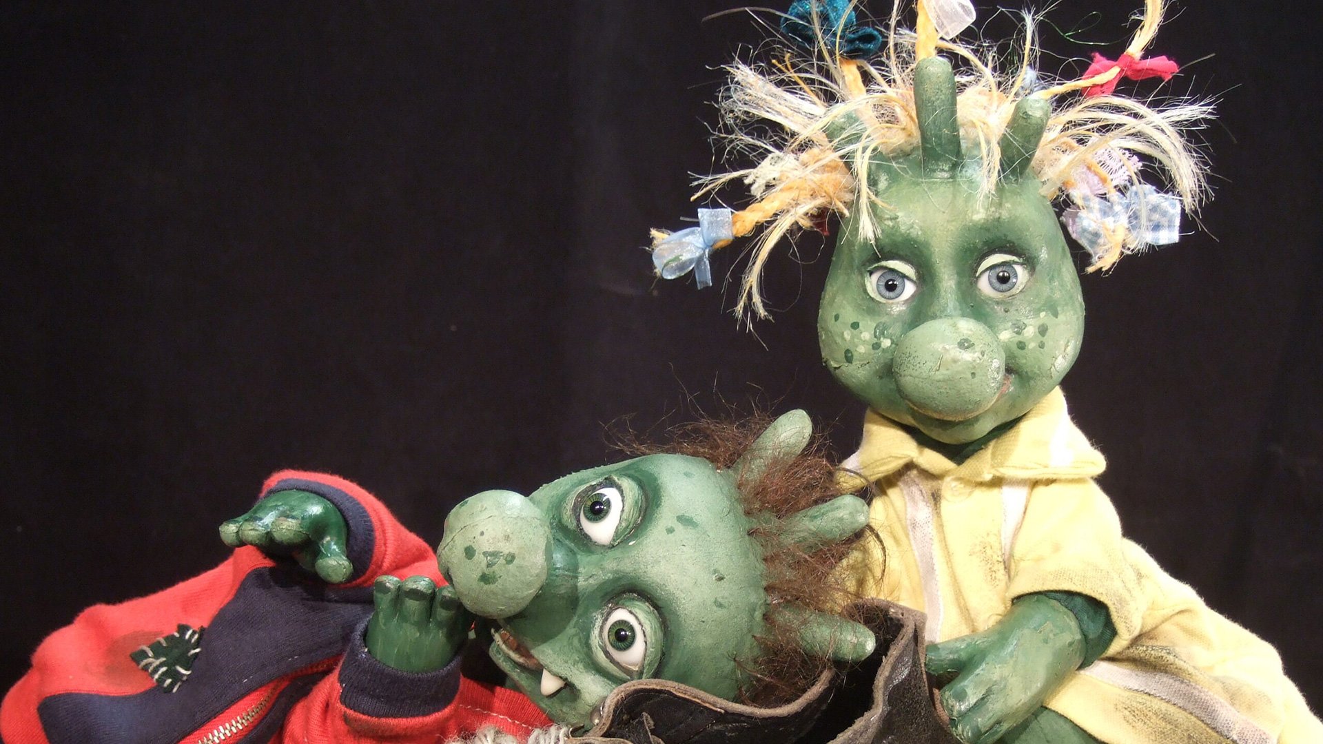 Ein Foto für die Veranstaltung ‚Die Olchis‘ mit zwei Figuren aus einem Kinderfilm