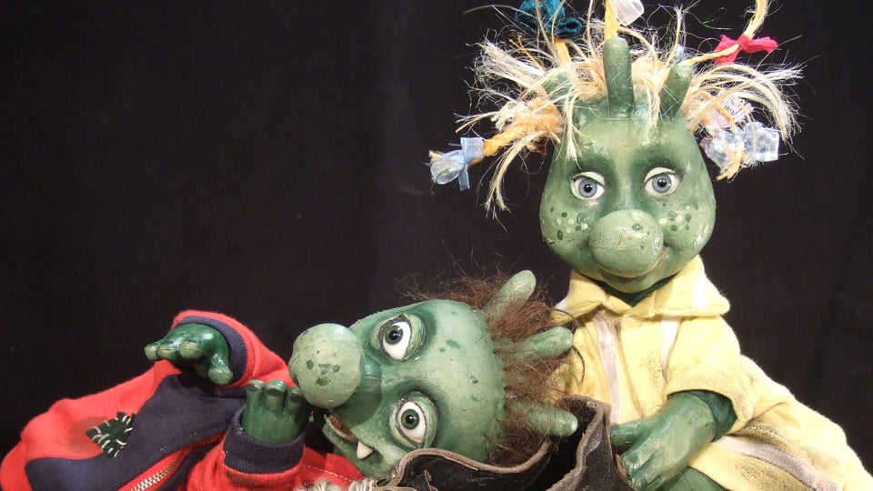 Ein Foto für die Veranstaltung ‚Die Olchis‘ mit zwei Figuren aus einem Kinderfilm