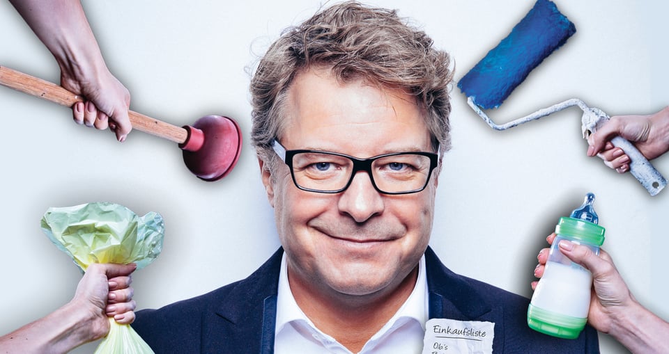 Mann mit Brille vor weißem Hintergrund und Händen mit verschiedenen Putzmitteln