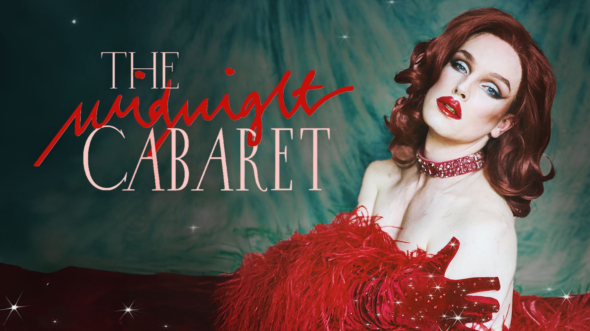 Person mit roter Perücke, rotem Federkleid und glitzernden roten Handschuhen vor grünem Hintergrund; links der Schriftzug The Midnight Cabaret.