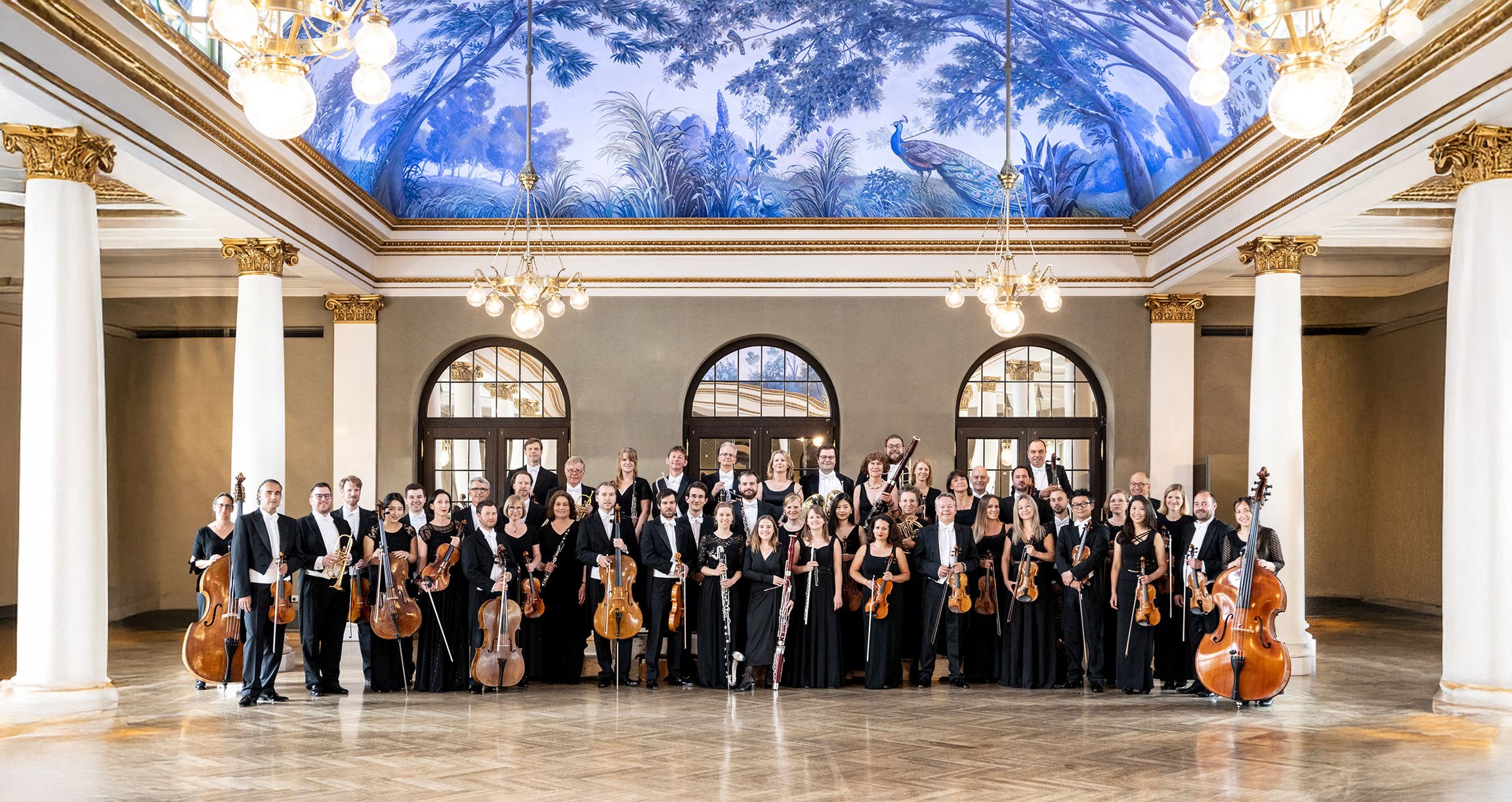 Symphonieorchester mit Instrumenten in festlicher Halle