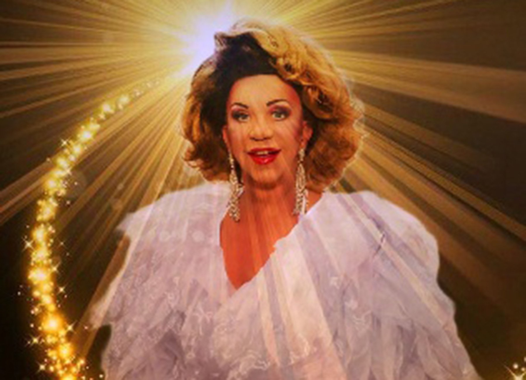 Dame in weissem festlichen Kleid mit goldenm Effekt im Hintergrund