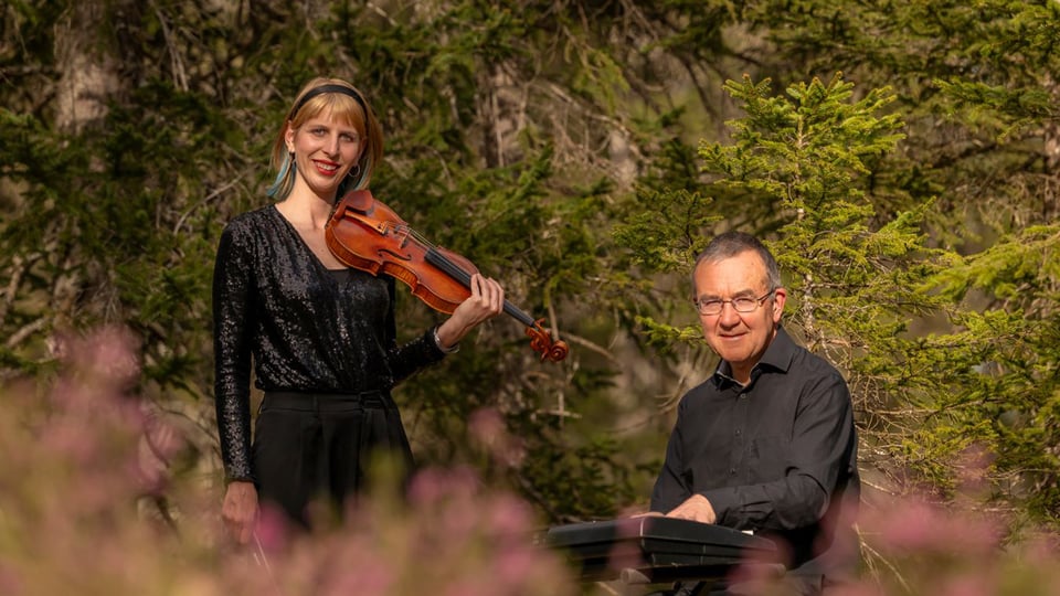 Die Künstlerin und der Künstler mit ihren Instrumenten im Freien, umgeben vonm Bäumen