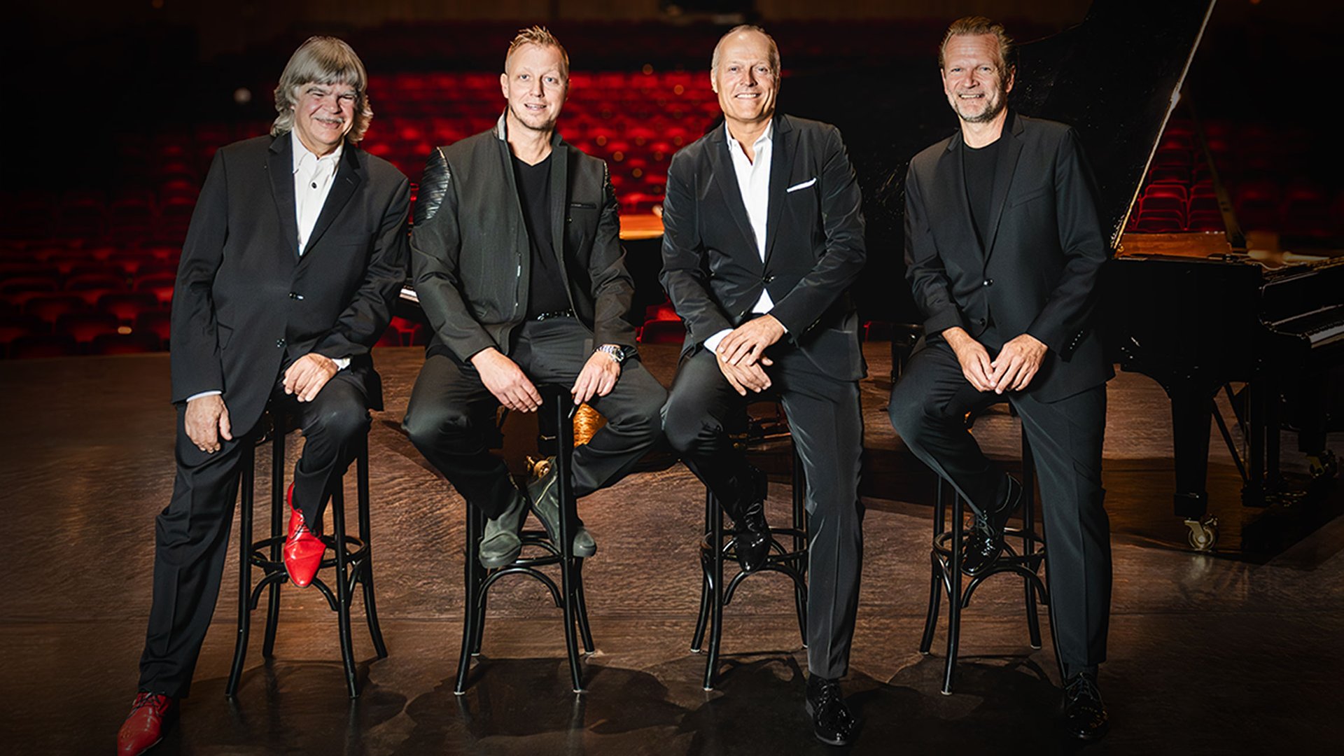 Foto für das Event Vier Pianisten – ein Konzert mit den vier Künstlern sitzend auf der Bühne