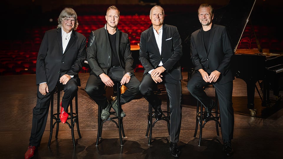 Foto für das Event Vier Pianisten – ein Konzert mit den vier Künstlern sitzend auf der Bühne