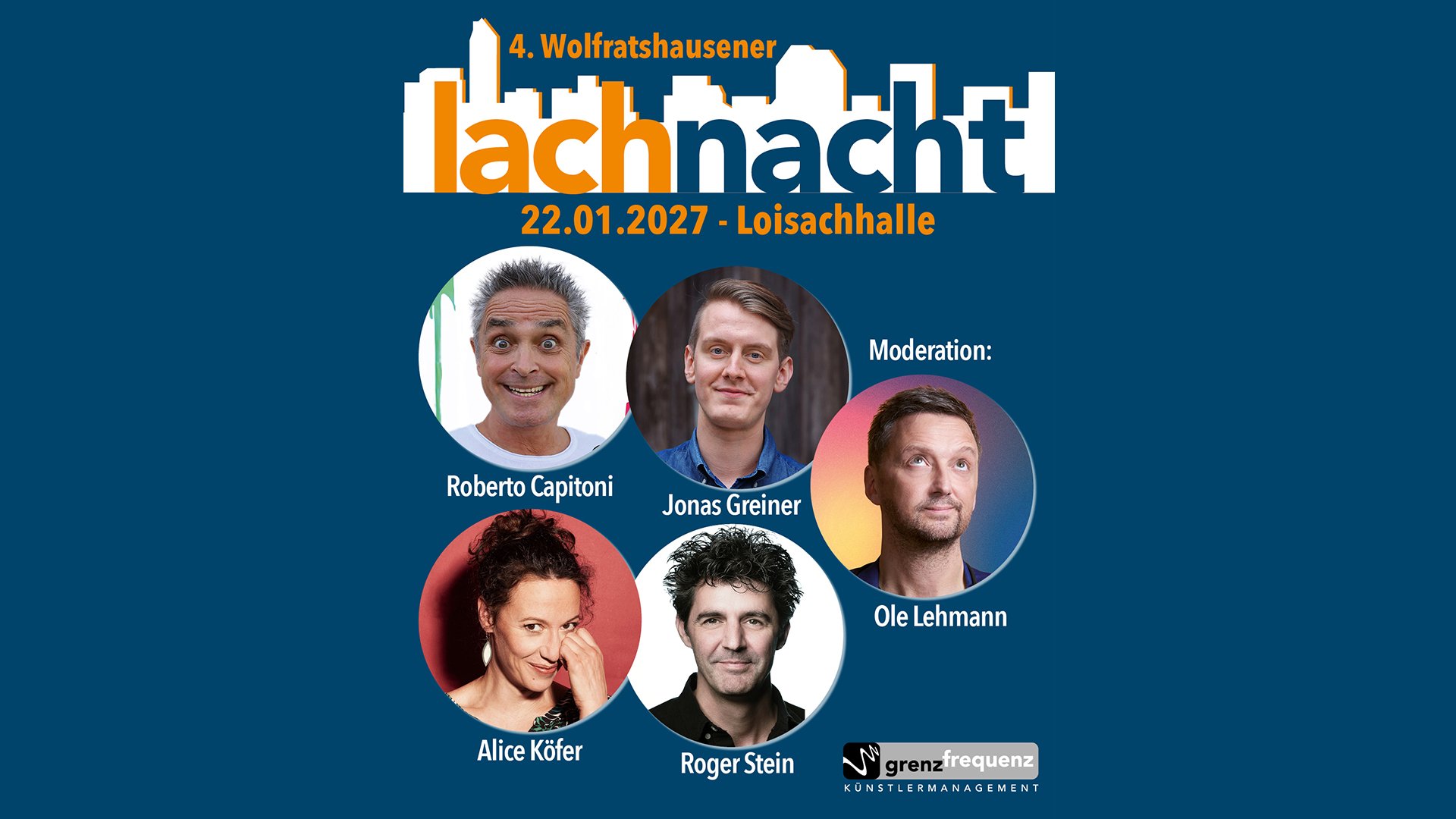 Veranstaltungsplakat zur 4. Wolfratshausener Lachnacht mit Datum und Veranstaltungsort sowie fünf Porträtfotos der auftretenden Künstlerinnen und Künstler und der Moderation auf blauem Hintergrund.