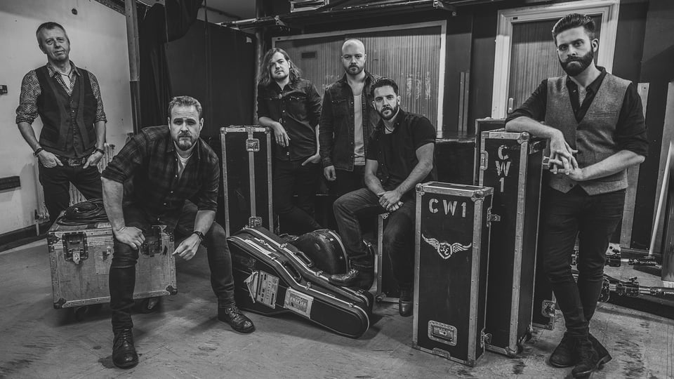 Schwarzweißfoto von Ultimate Eagles mit der gesamten Band