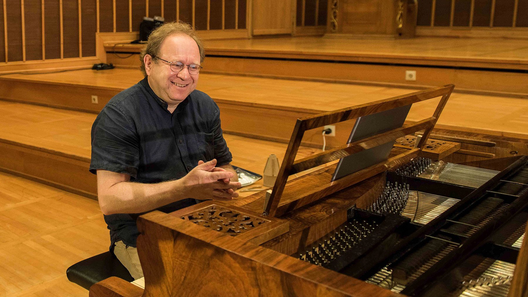 Foto für das Event ‚Mozartiana-Sonntag‘ – mit dem Künstler, sitzend vor einem Instrument.