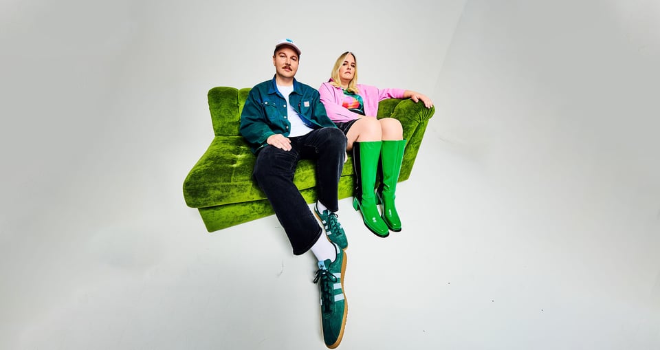 Zwei Personen in bunter Kleidung