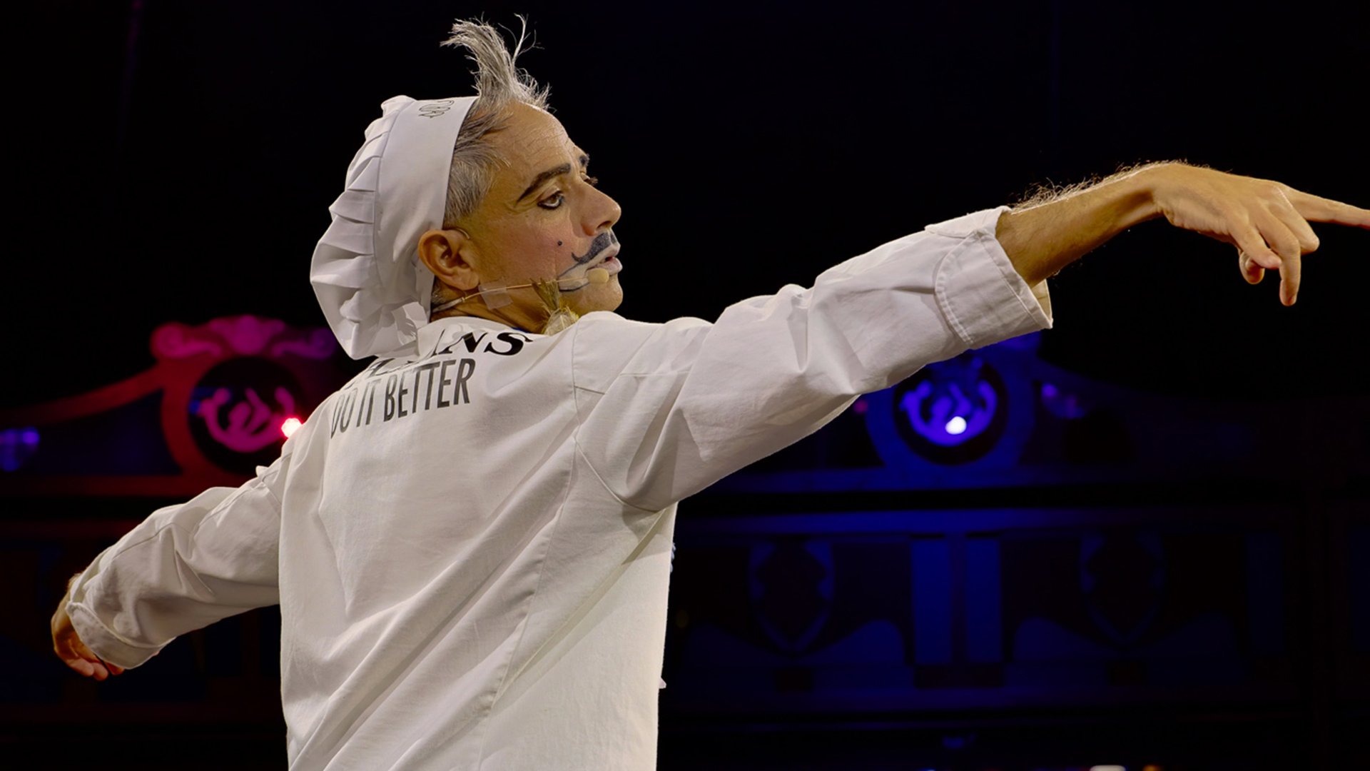 Ein Darsteller mit Kochmütze in Bewegung