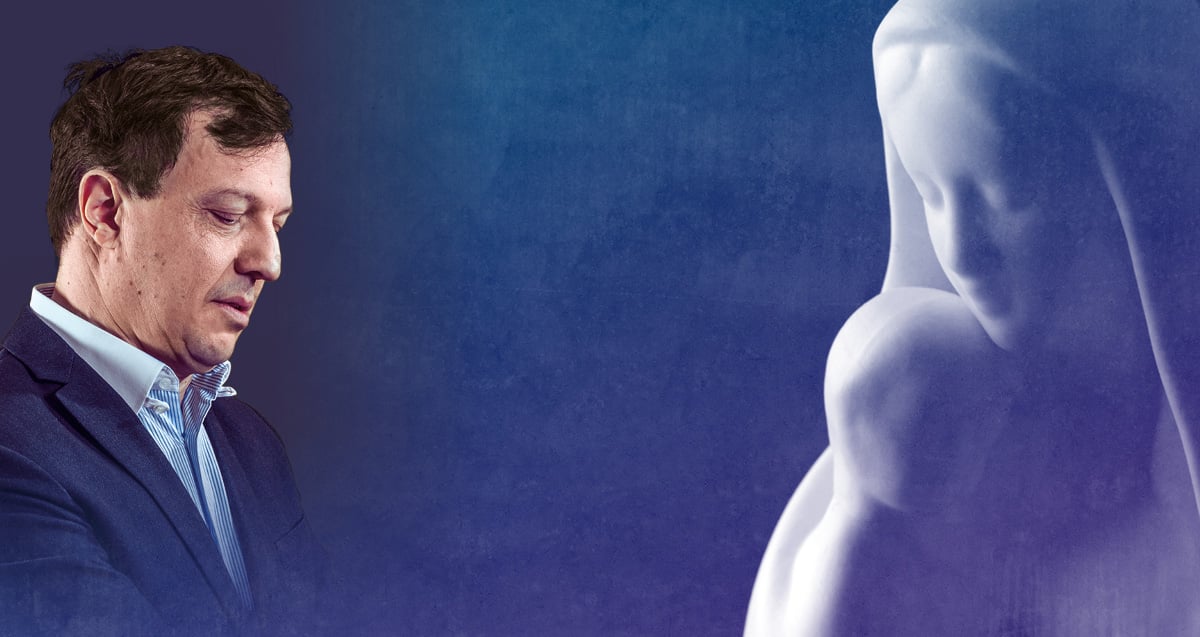 Ein Mann vor blauem Hintergrund gegenüber von einer weißen durchsichtigen Figur die eine Mutter mit Kind darstellt.