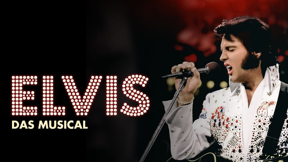 Plakat für Elvis – Das Musical mit Bühnenaufnahme einer Person in weißem, glitzerndem Outfit, die eine Gitarre hält und ins Mikrofon singt, roter Hintergrund, links große Schrift ELVIS DAS MUSICAL