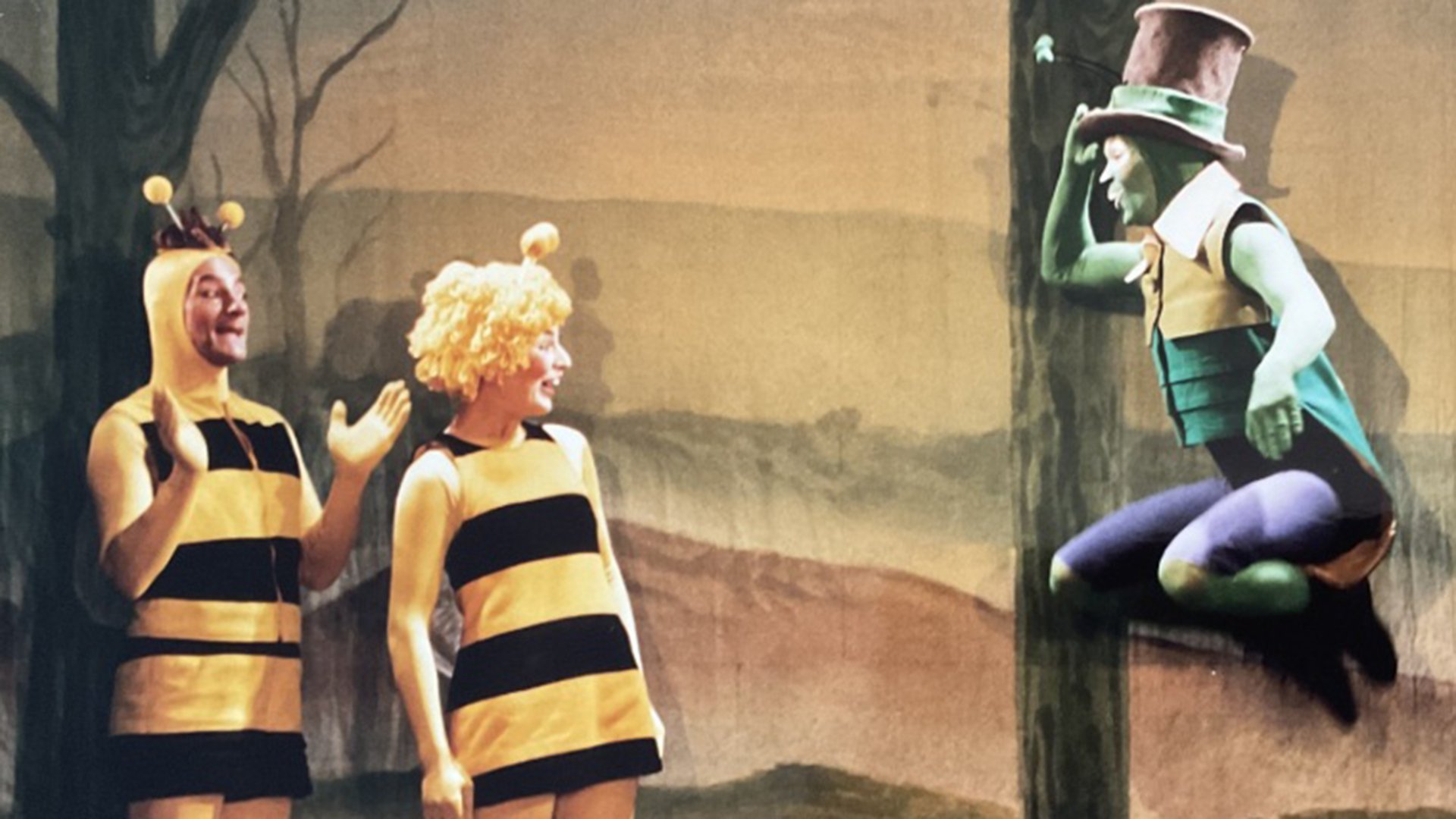 Zwei Darsteller als Bienen und ein Darsteller als Heuschrecke