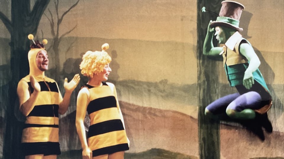 Zwei Darsteller als Bienen und ein Darsteller als Heuschrecke