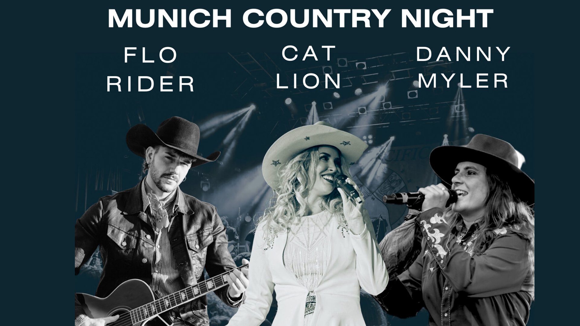 Veranstaltungsplakat zur „Munich Country Night“: Drei auftretende Musikerinnen und Musiker stehen auf einer beleuchteten Bühne mit Country‑typischer Kleidung wie Cowboyhüten. In der Mitte singt eine Person in ein Mikrofon, links spielt eine Person Gitarre, rechts singt eine weitere Person mit Mikrofon. Im Hintergrund sind Bühnenscheinwerfer zu sehen. Oben im Bild steht der Titel „Munich Country Night“ sowie die Künstlernamen „Flo Rider“, „Cat Lion“ und „Danny Myler“. Das Motiv vermittelt eine Live‑Konzertatmosphäre mit Country‑Musik.
