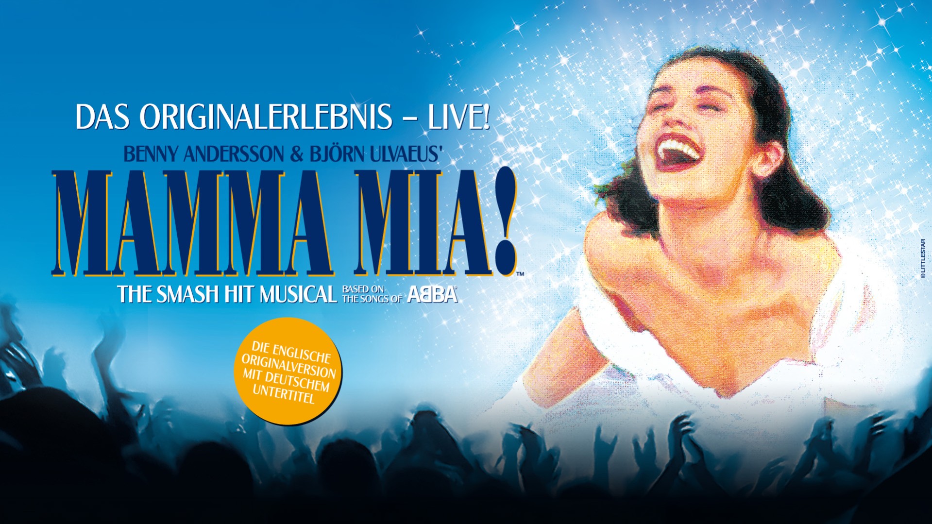 Plakat Mamma Mia! mit einer Person in weißem Kleid vor blauem Hintergrund mit Sterneneffekten, darunter jubelnde Publikumssilhouetten sowie der Schriftzug Mamma Mia! The Smash Hit Musical based on the Songs of ABBA und der Hinweis auf die englische Originalversion mit deutschen Untertiteln