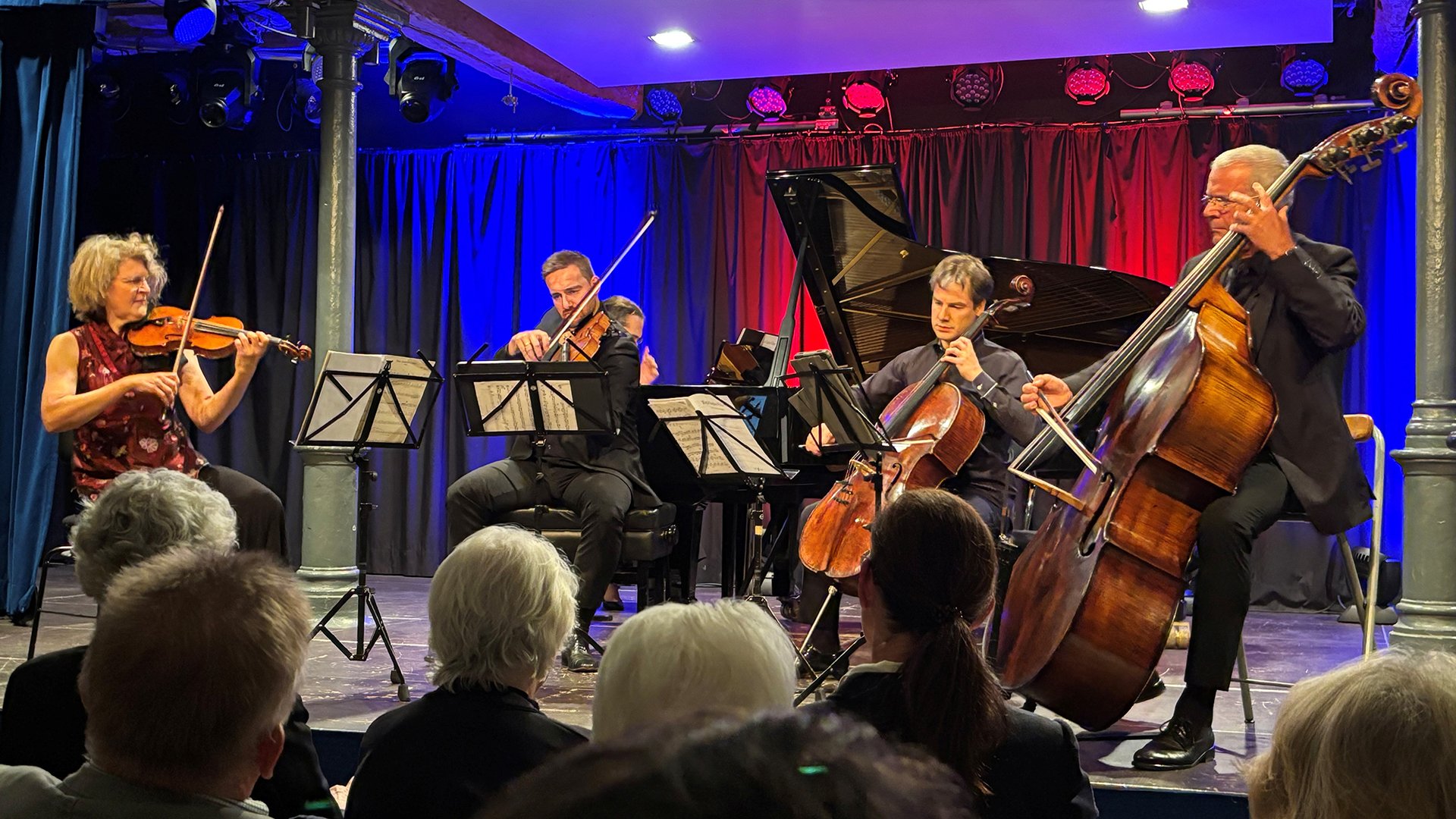 Musiker der Akademie mit Instrumenten auf der Bühne