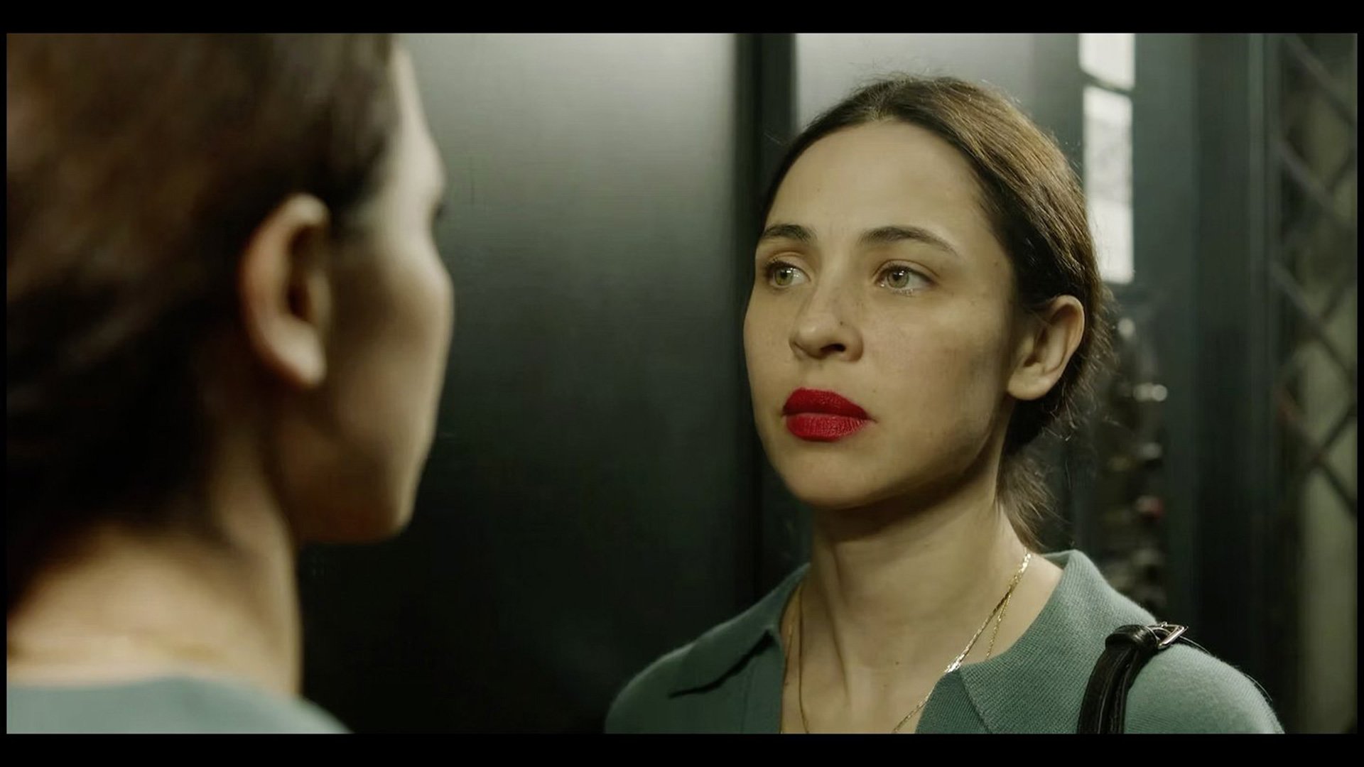 „LAFITA – Lateinamerikanische Filmtage München 2025, mit einem Foto aus dem Film ‚LAS CORRIENTES‘, das eine Frau mit geschminkten Lippen zeigt, die sich im Spiegel eines Aufzugs spiegelt.“