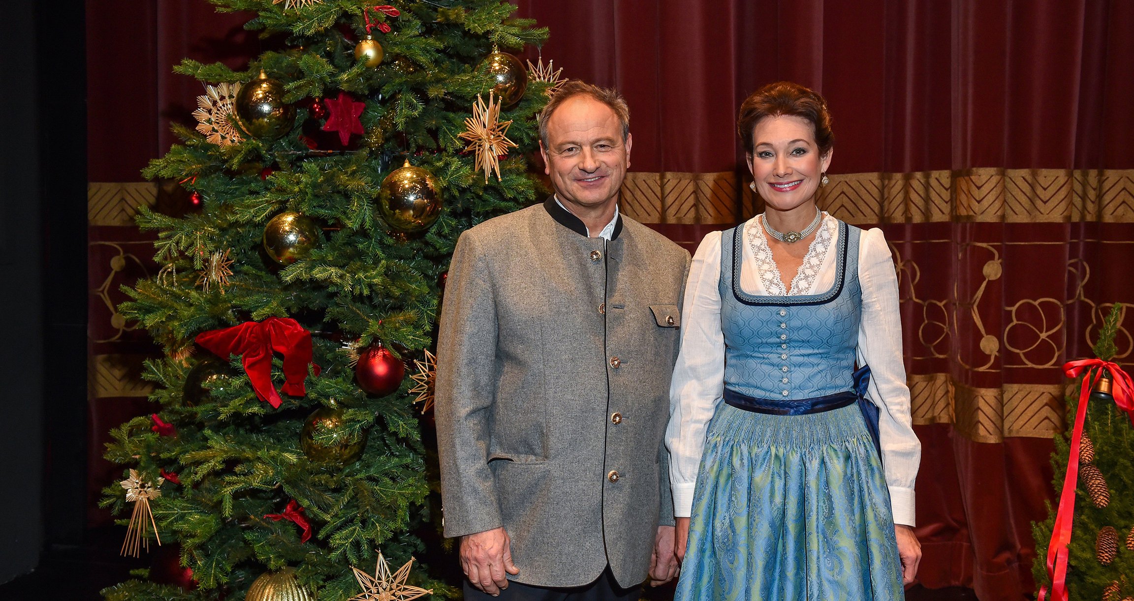 ein Mann und eine Frau mit einem Weihnachtsbaum