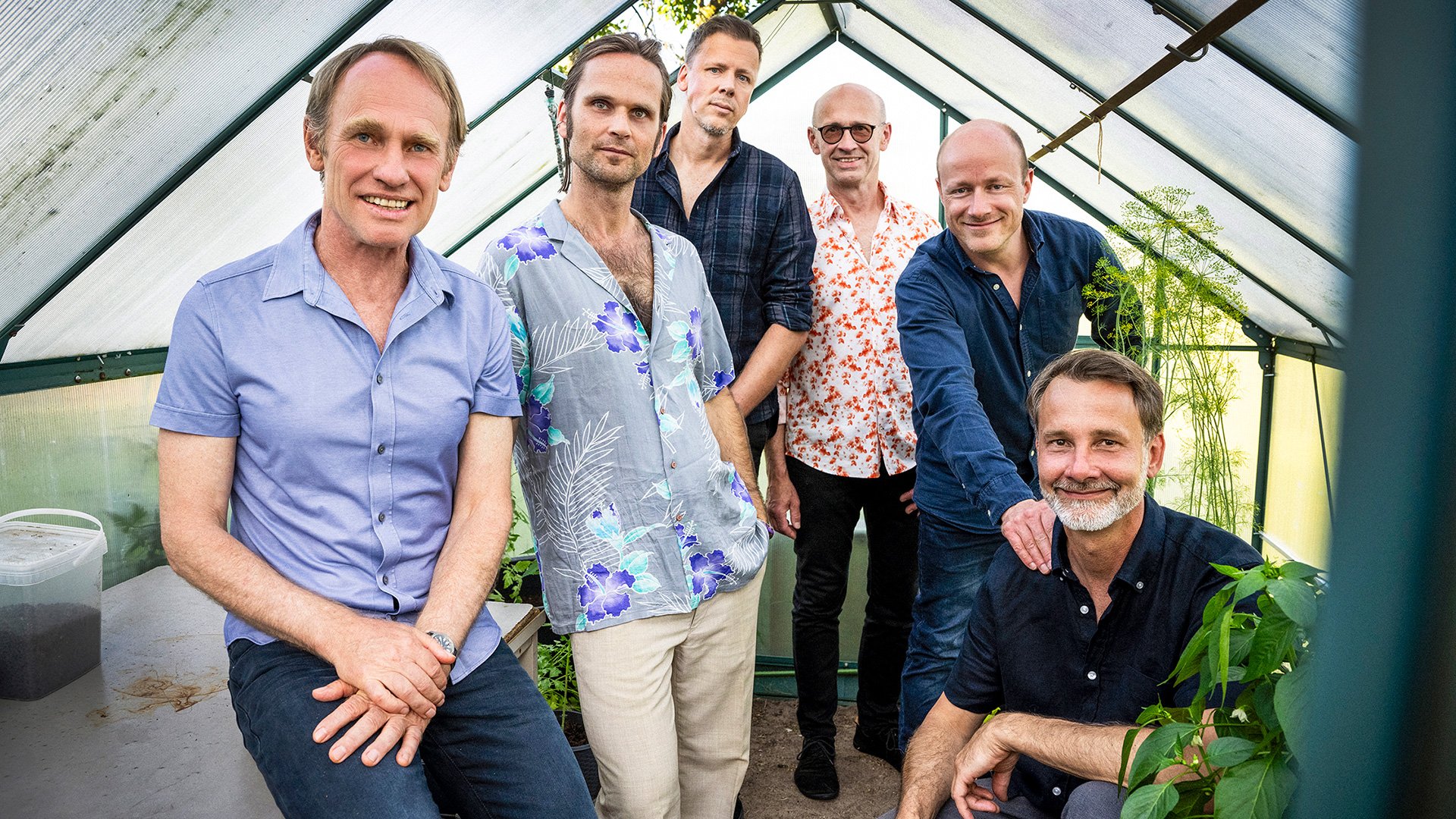 Foto für das Event von 'KEIMZEIT' mit der Band, bestehend aus sechs Mitgliedern, in einem Gewächshaus mit einigen Pflanzen