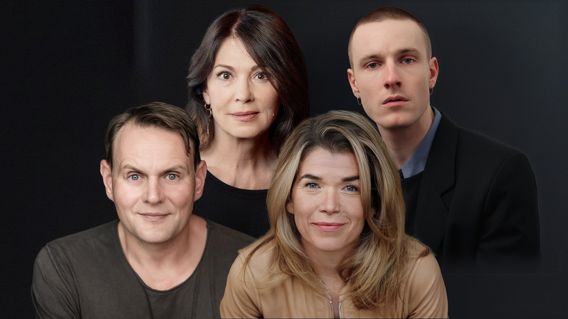 Gruppenporträt von vier Personen vor dunklem Hintergrund, die direkt in die Kamera blicken.