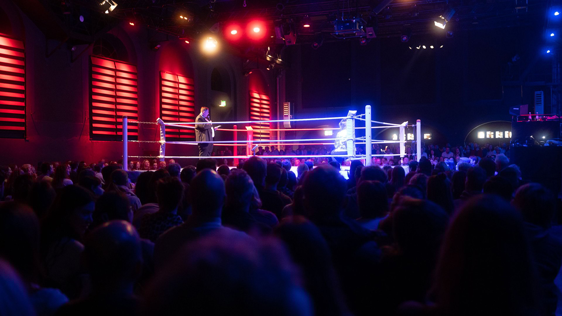 Ein Foto für die Veranstaltung DT. BOX POETRY SLAM MEISTERSCHAFT 2026 mit dem Publikum und blauen sowie roten Lichtern