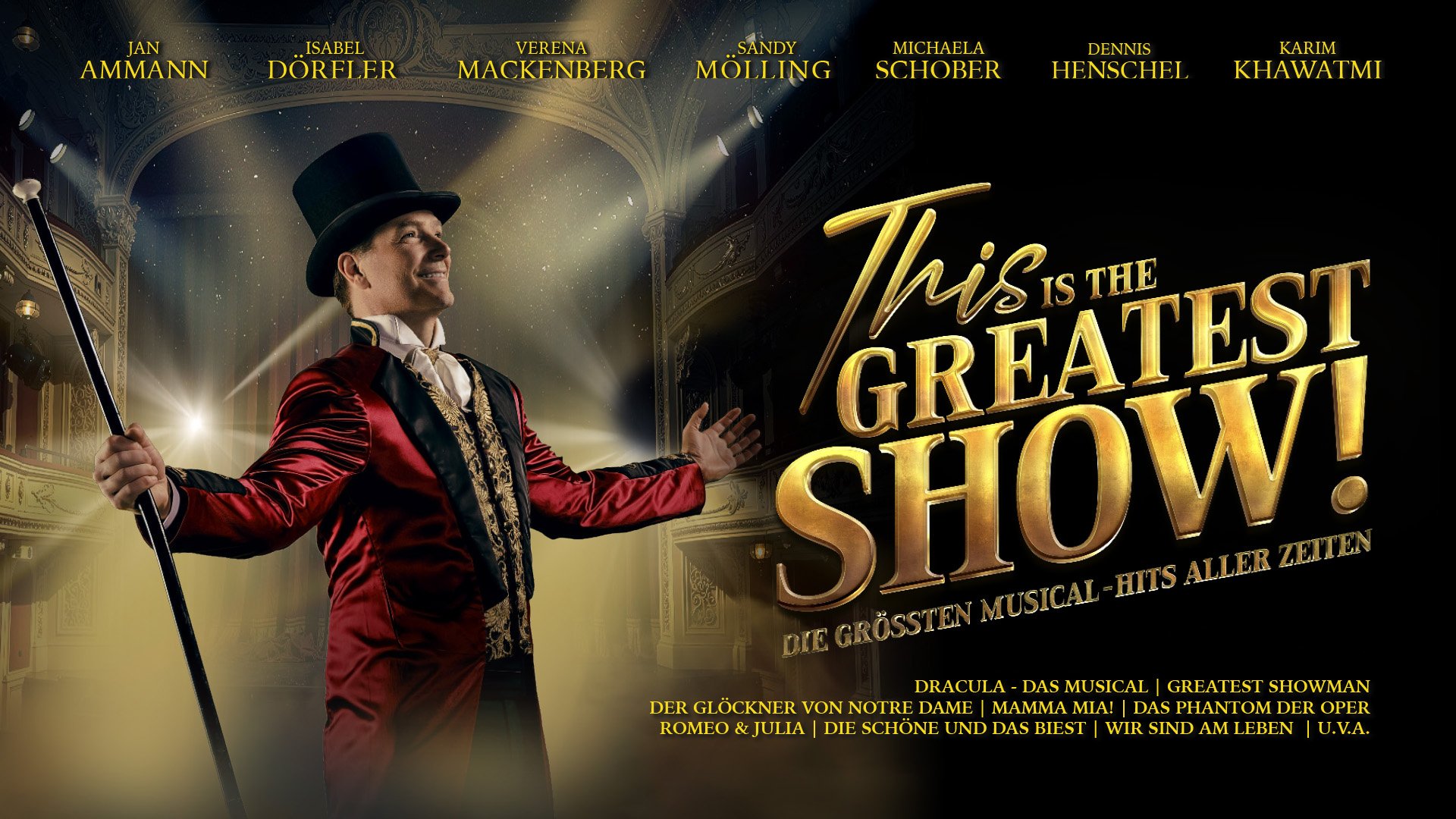 Plakat This Is The Greatest Show mit einer Person im roten Frack und Zylinder auf einer Theaterbühne, die mit ausgestreckten Armen und Gehstock vor Scheinwerferlicht posiert, vor historischer Theaterkulisse mit großem goldenen Schriftzug This Is The Greatest Show und den Namen der Mitwirkenden im oberen Bildbereich.