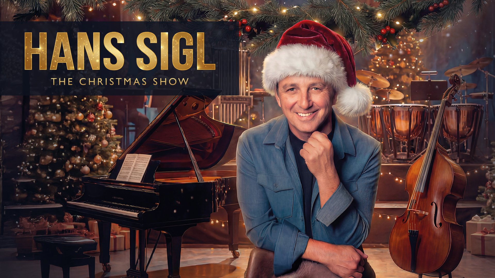 Eventmotiv zu „Hans Sigl – The Christmas Show“: Eine Person sitzt im Mittelpunkt eines festlich geschmückten Bühnenraums und trägt eine rote Weihnachtsmütze. Im Vordergrund stehen ein Flügel und ein Kontrabass, im Hintergrund sind Weihnachtsbaum, Lichterketten und Schlaginstrumente zu sehen. Warme Lichtstimmung mit goldenen und roten Akzenten. Oben links im Bild der Schriftzug „HANS SIGL – The Christmas Show“. Festliches Promomotiv für eine weihnachtliche Lesung mit Musik.