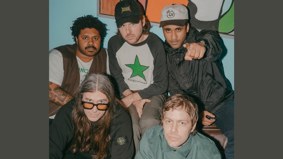 Die fünf Mitglieder der Band Angel Dust vor einer Wand mit Graffiti