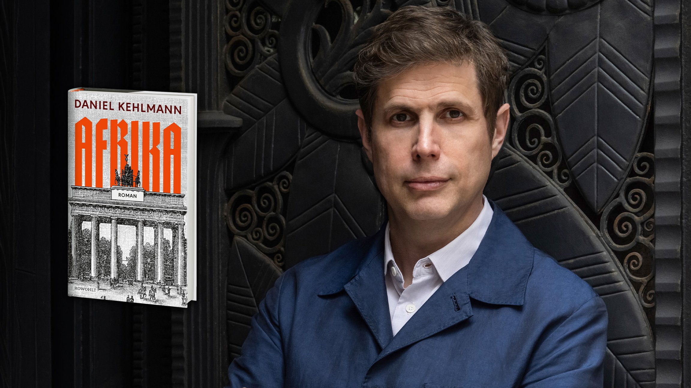 Daniel Kelhmann in blauem Sakko und weißem Hemd vor einer dunkel verzierten Wand, daneben das Buchcover des Romans Lichtspiel mit orangefarbenem Titel und Darstellung des Brandenburger Tors.