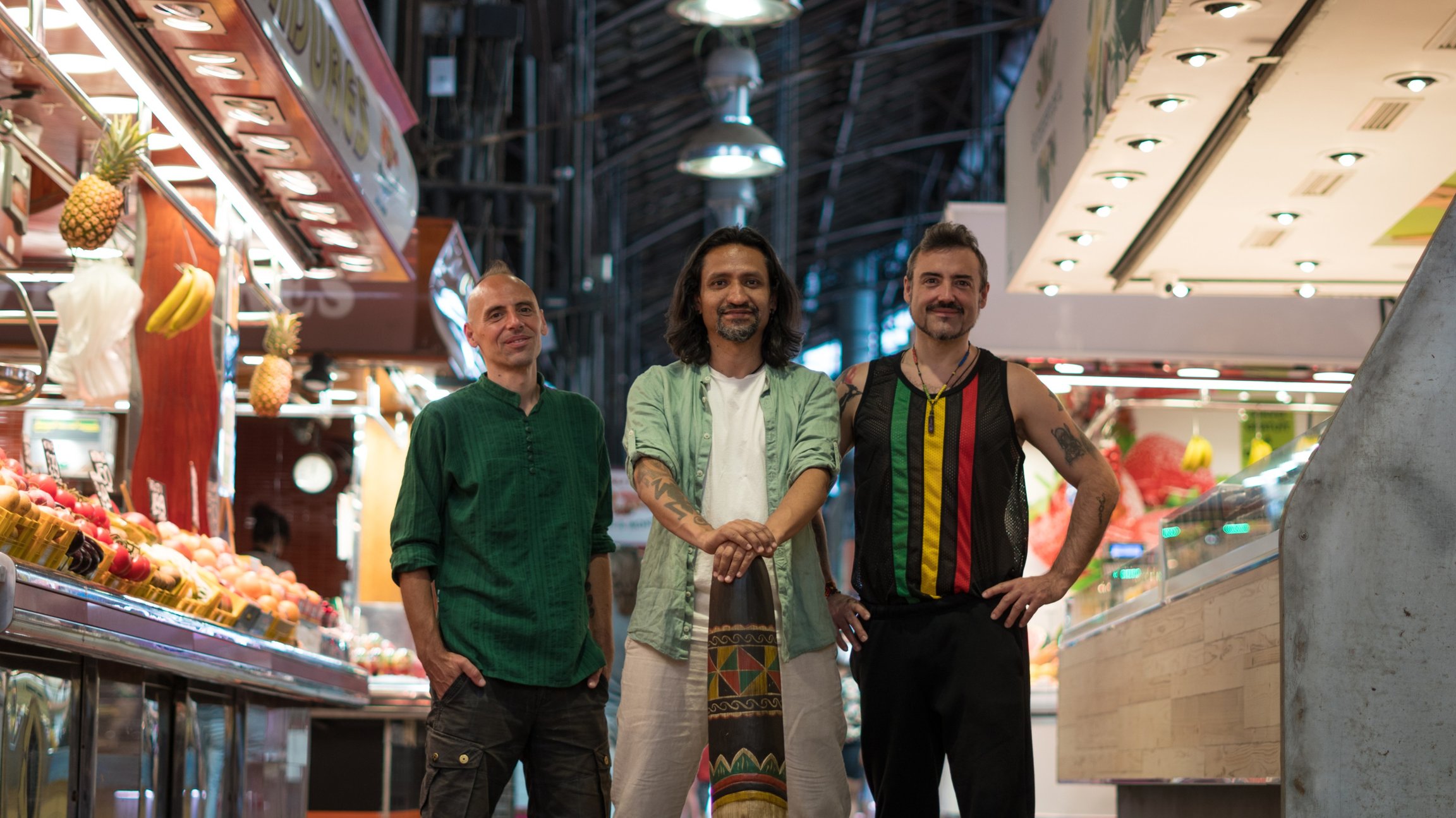 Foto der drei Künstler auf einem Markt